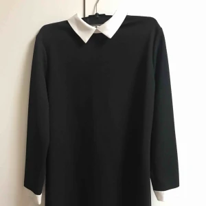  - En klänning som är lårhöjd 