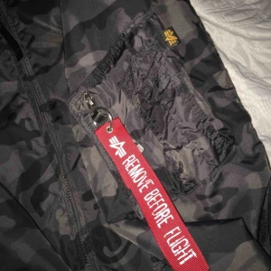  - Höst/vår/vinter- bomber jacka ifrån Alpha, jackan är äkta och fungerar för både tjej och kille. Är som en M/L i storlek, knappt använd så skulle säga att den är i nyskick. Nypris: 1899kr Mitt pris: 900kr (går att diskutera vid snabbaffär)
