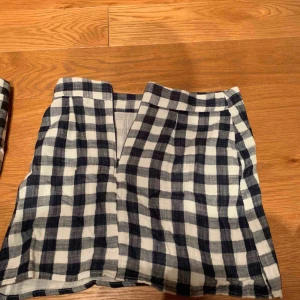  - Mörkblå kjol köpt förra året men nu för liten 💗 kan mötas i Stockholm eller frakta 