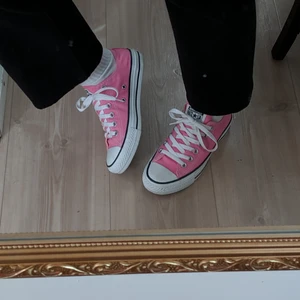  - Rosa converse i nyskick, aldrig använda:)) äkta.