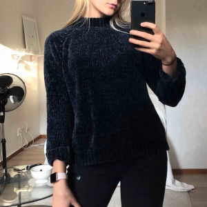  - Stickad tröja från Ginatricot i marinblå. Aldrig använd så i nyskick. Storlek S. Köparen står för frakten.  