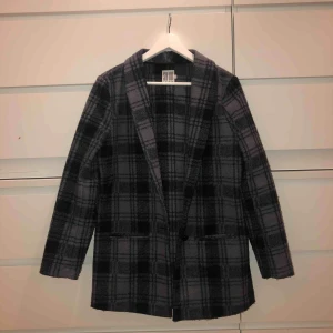  - Rutig kappa från saint tropez. Det ända ”felet” med kappan är att den är ganska noppig och därav priset. 🦋möts upp i Stockholm, annars är det köparen som står för frakt☺️