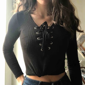  - SKITsnygg svart tröja med snörning!! Så skön och bra kvalitet! Funkar perfekt till vardags nu i höst men även som festtröja. Du står för frakten :) (nypris: ca 299kr)
