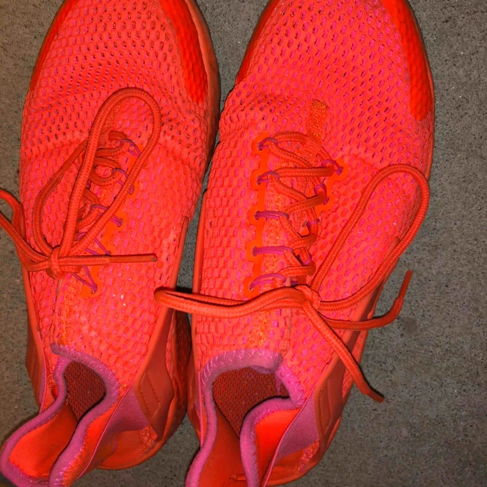 Använda en gång. Nike huaraches neon rosa . Skor.