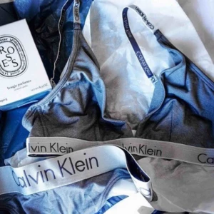  - Calvin Klein ”dual tone convertible bra”, använd 1-2 ggr. Nypris: 399kr