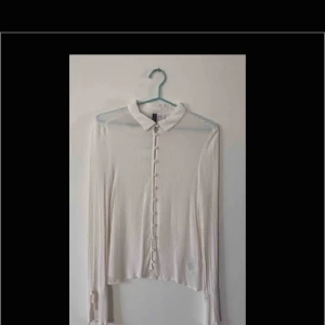  - Vit skjorta i 100% viscose från H&M. Aldrig använd. 