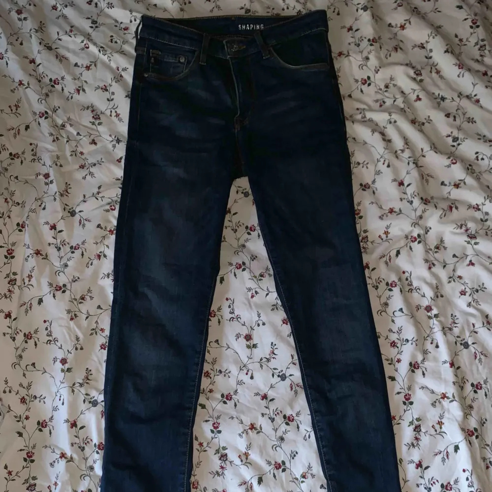 blåa jeans från &denim i bra skick. nypris 500 säljer för 100. Möts i stockholm . Jeans & Byxor.