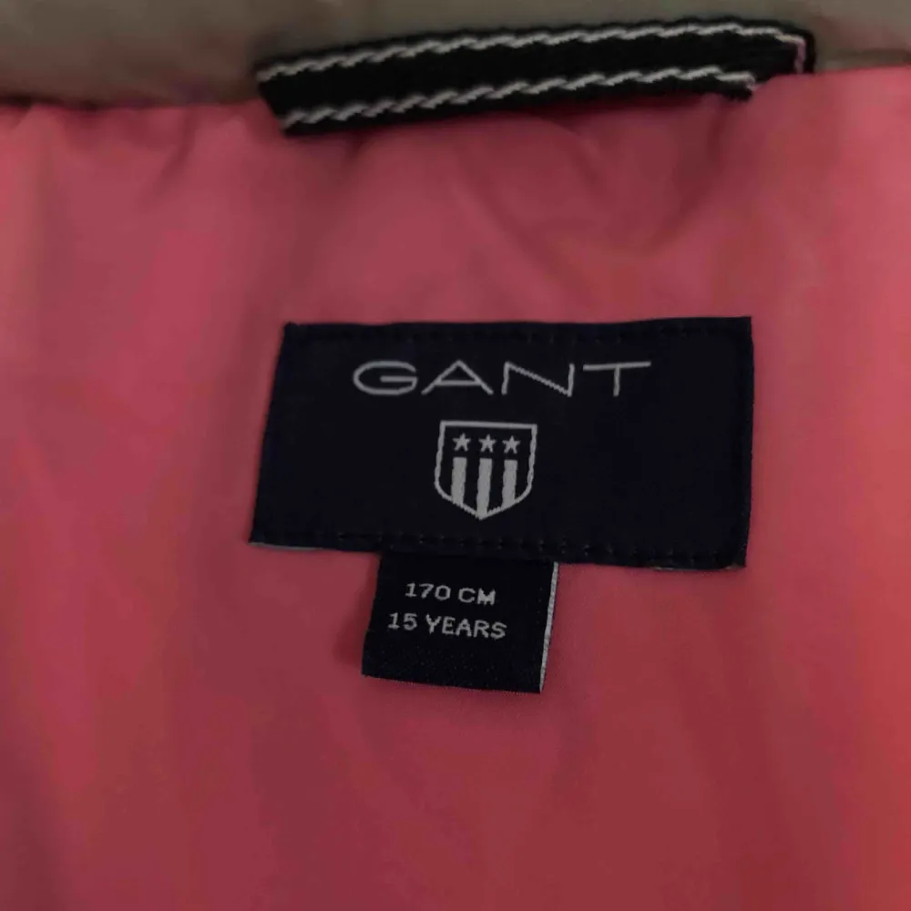 Grå Gant o puffer jacket, endast testad! Strl 170 passar XS/S även liten M beroende på hur man vill ha passformen. ⭐️  rosa innerfoder, 100% polyamid. Jackor.