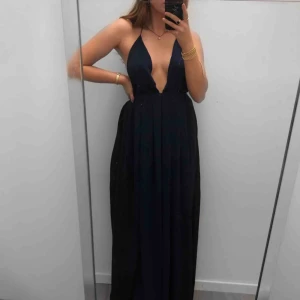  - Klänning med fin öppen rygg och slits, är själv en S/mer mot M och den sitter bra på mig✨stretch! Frakt ingår✨💃🏽