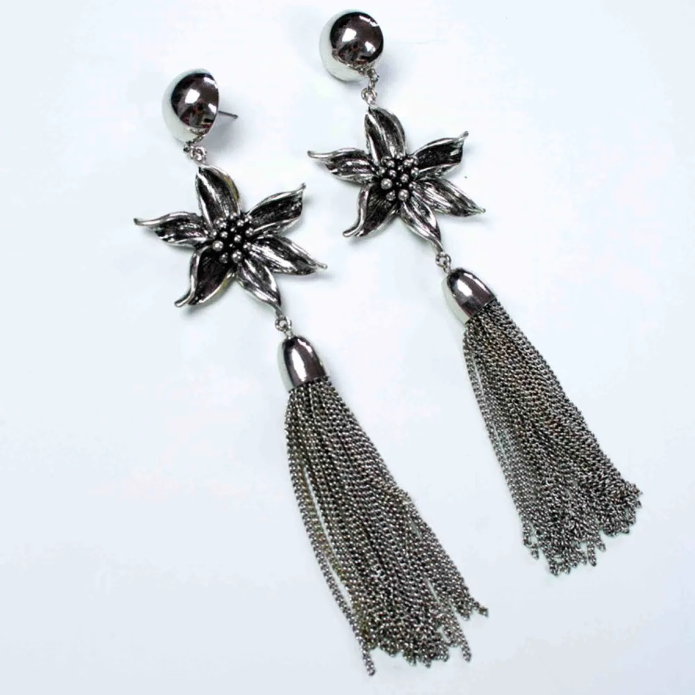 Floral statement earrings in silver Couple of places got a bit yellowish  Measurements: Height: 14 width: 4 48 gram  Free shipping! Ask for the full description! No returns!. Accessoarer.