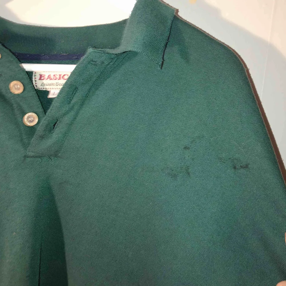 vintage sweatshirt i världensjävlafinaste gröna färg! i bra skick med tanke på att den är några år, små oljefläckar på vänstra axeln (se sista bilden!), frakt tillkommer 😊. Hoodies.
