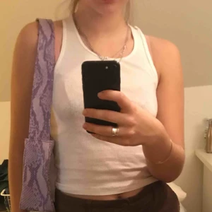  - lila ormtryck väskor, ingen märke men i perfekt tillstånd! Jätte vackra och ser ut snygg med nästan allting 