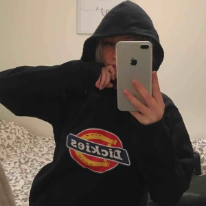  - Så fin hoodie ifrån Dickies, knappt använd köpt på junkyjard nypris 699kr  Köpare står för frakt 69kr😊