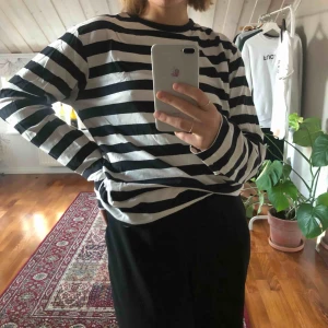  - Randig tröja, herrmodell strl S, sparsamt använd och i mycket gott skick!🖤 Frakt (ca 25kr) ingår!!