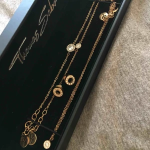  - 2 armband+ halsband+ örhängen från Edblad i rosé med strass  Använda fåtal gånger  Köpare betalar frakt  Ny pris för allt ca. 900kr