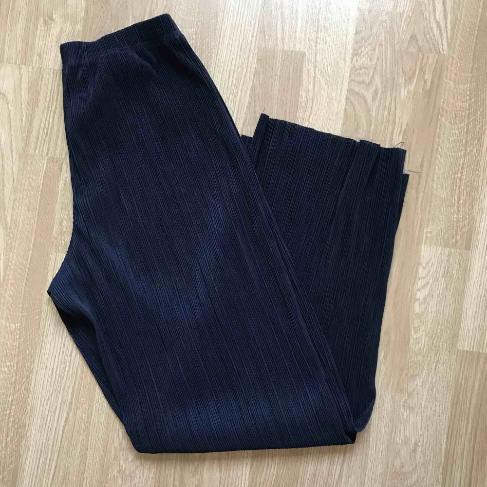 Mörkblåa plisserade byxor från BikBok, knappt använda då de är för stora för mig. Är i storlek M men tycker dom är större än så, skulle passa en större M eller L beroende på hur man vill att de ska sitta. Köpare står för eventuell frakt. Jeans & Byxor.