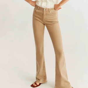  - Någon som har ett par beiga utsvängda byxor att sälja? Gärna jeans, kostymbyxor. Skriv isåfall :) 