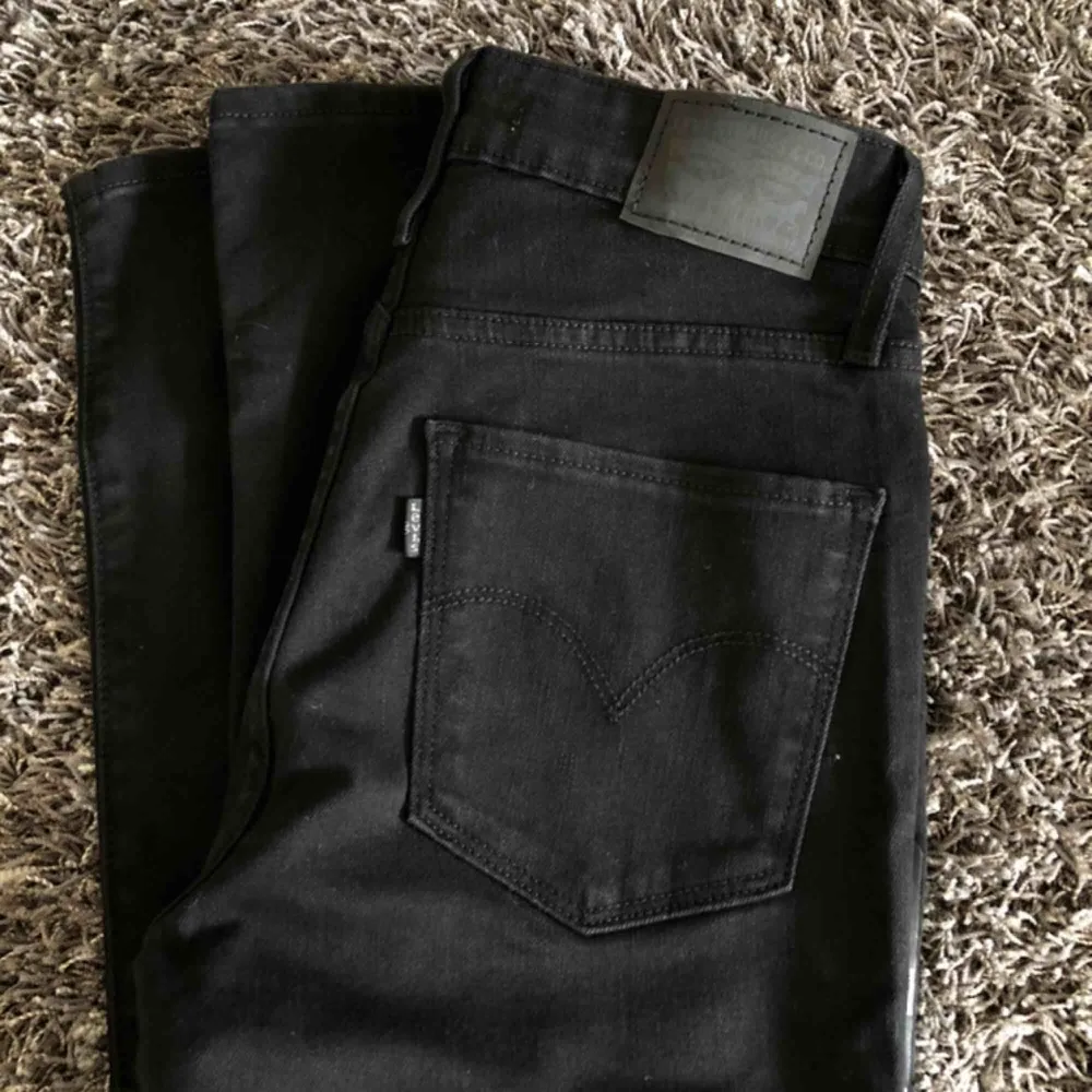 Svarta Levis jeans, ALDRIG använda, prislapp kvar. W27 L32. High Rise skinny. Säljer då jag köpte fel storlek. Köpta för 1099kr. Jeans & Byxor.