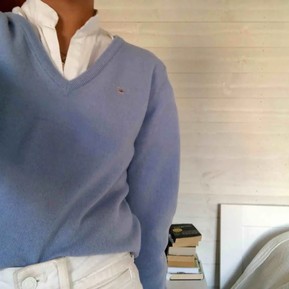 Jättefin ljusblå stickad tröja från gant Helt oanvänd och därför jag säljer. Stickat.