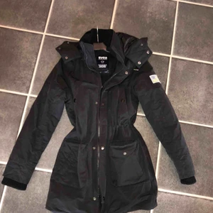  - Fodrad Svea jacka, använd en vinter så den är i bra skick. Kan tänka mig gå ner i pris vid snabb affär. Tyvärr har jag ej kvar pälsen till luvan. Kan skickas men köparen står för frakten. 