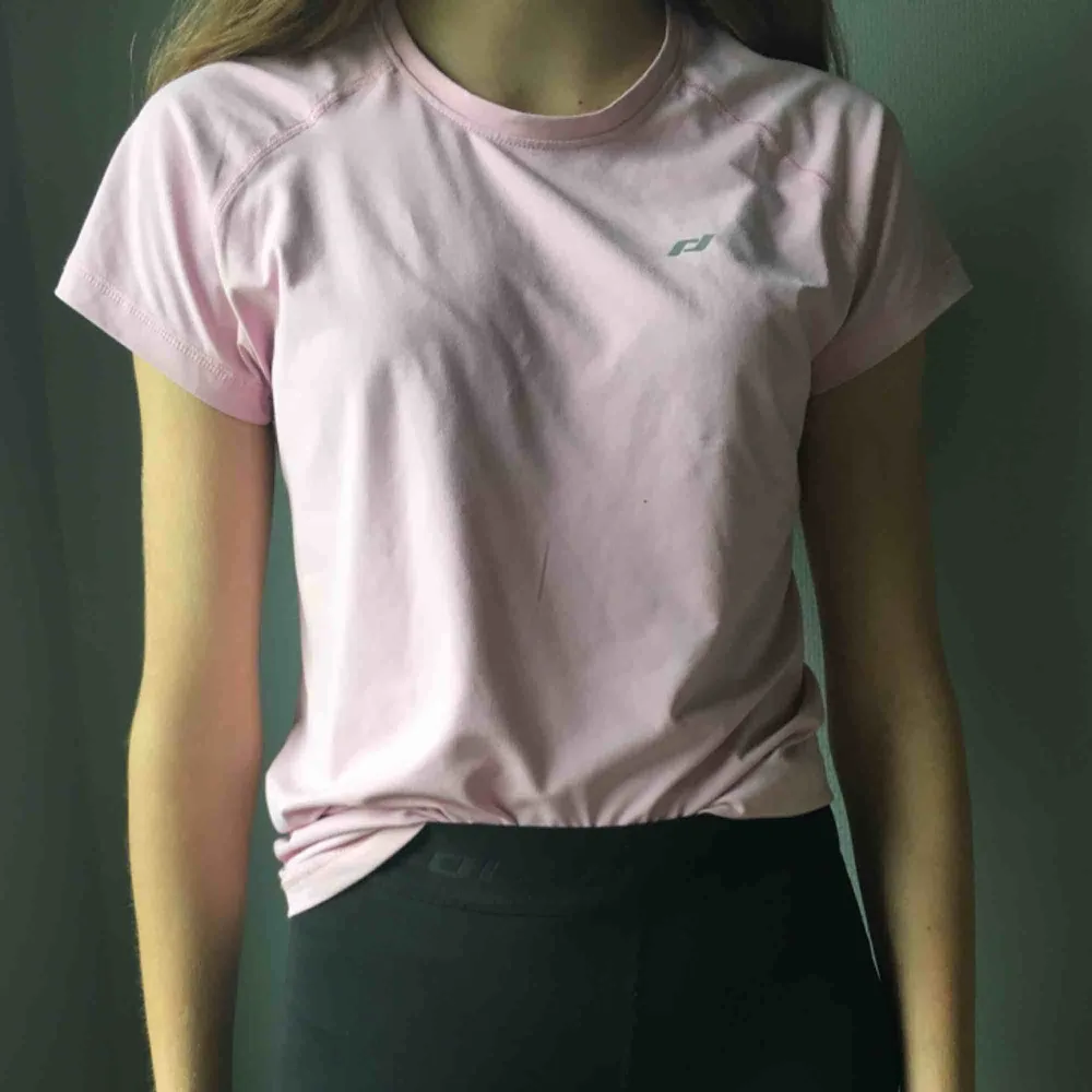 Rosa tränings t-shirt från protouch. Nypris 150kr. Bra skick! Frakt tillkommer 🥰. T-shirts.