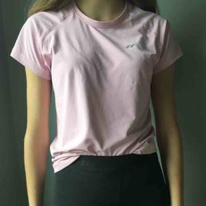 Rosa tränings t-shirt från protouch. Nypris 150kr. Bra skick! Frakt tillkommer 🥰