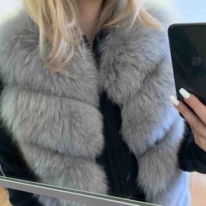 - säljer en pälsväst i äkta päls, pris går att diskuteras!!
