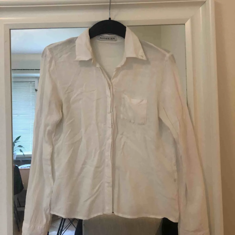 Säljer en jättefin, vit skjorta från Rodebjer då den är för liten för mig.   Kan mötas upp i Stockholm eller skicka, frakten går då på 50 kr.  . Skjortor.