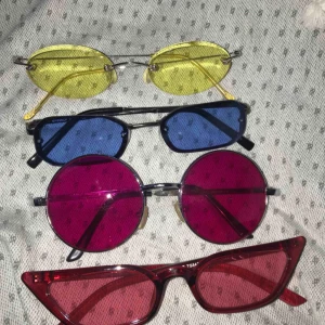  - Olika najs glasögon!’ Skriv för fler bilder & pris💅🏽 de runda röda & de röda längst ner är sålda!!