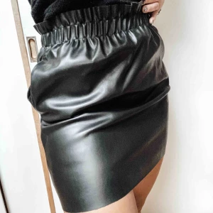  - Läderkjol med fickor från Zara köpt i Spanien. 