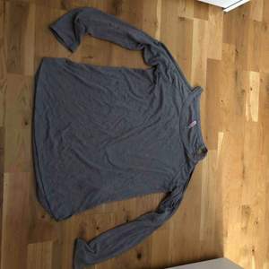 Fin tröja, nypris 100kr säljer för 60 kr. Använd några ggr, men inte ofta! 