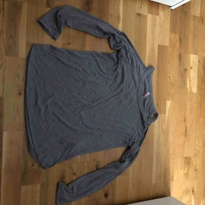  - Fin tröja, nypris 100kr säljer för 60 kr. Använd några ggr, men inte ofta! 