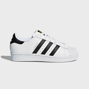  - Adidas Superstars i nyskick! Endast använda 1-2 ggr då dom är för små för mig
