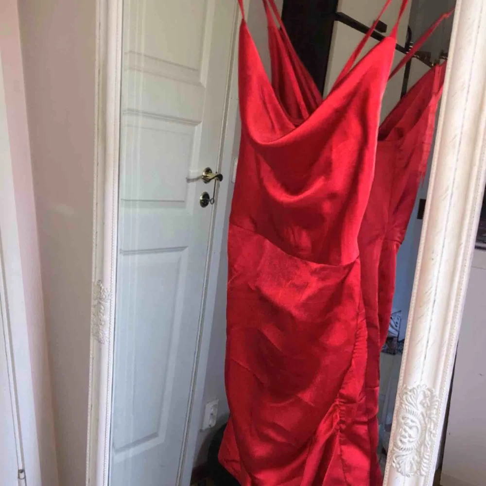säljer vidare denna jättefina röda silkesklänningen. Den har korsade band i ryggen och ”scrunches” på sidorna. Bara till att skriva till mig för fler bilder🥰. Klänningar.