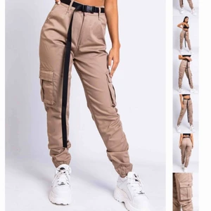  - Skit snygga byxor från Madlady i dark beige. Ska köpa i mindre storlek därför säljs dessa. De är använda typ 3 gånger och är i lika bra kvalitet som när de köptes. Nypris: 499kr💕 (det svarta skärpet ingår ej)