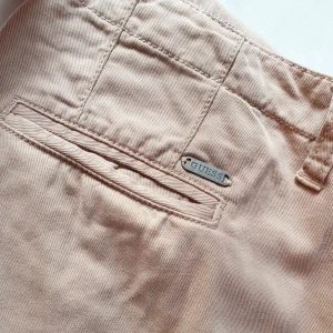  - Beiga kostym chinos fråb guess.  Låt dig inte luras av 'pärlorna' på fickan, det är en perfekt detalj att matcha med smycken.  Uppskattningsvis en något större 25a, passar med 26a.  Kan mötas upp i Huddinge, Älvsjö, Årsta, Globen & Västberga