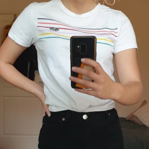  - Säjer dehär frächa vans t-shirten pga. för liten för mig. Den är lite liten i storleken men om man vill att den ska sitta lite tight är de perfekt;) Har haft på mig kanske 5 gr. så den känns som ny!