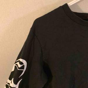 Basic svart sweatshirt med snygg text på ärmarna! Frakt tillkommer✅