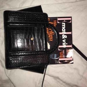  - Väska från mango med avtagbart band. Superfin och rymlig. Köparen står för frakten!