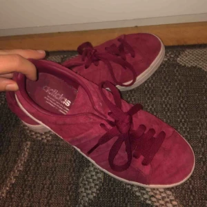  - vinröda adidas skor använda fåtal gånger är i bra skick! säljer pga använder ej, köparen står för eventuell frakt!:)
