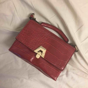  - En liten väska från Zara, frakten kommer på 55kr.