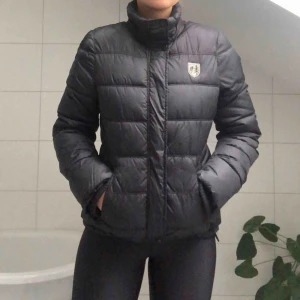  - En svart fodrad vinterjacka från American Eagle Outfitters. Jätteskön och snygg jacka som passar perfekt till Sveriges vintermånader. 