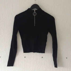  - Ribbstickad polotröja från H&M. Varm så skön till vintern!  Fraktkostnad tillkommer, kan också mötas upp i Malmö. 