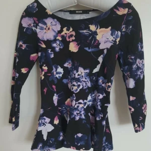  - Söt och skön tröja från bikbok 🌈  Kan skicka fler bilder vid intresse! Håller på att rensa inför en flytt, kommer att lägga upp massa kläder för ett billigt pris. Kan samfrakta och det går även bra att hämta det på söder i Stockholm där man kan fynda mer hemma hos mig! 🌟