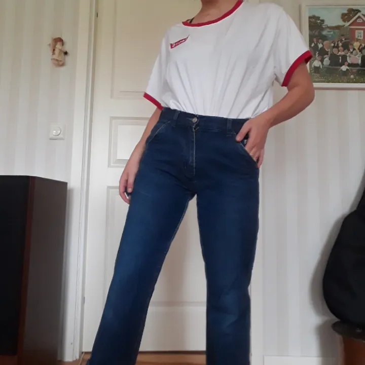 Jätte fina jeans med blommor på och ur fickorna! Det står storlek 170 men passar bra som 36-38. Högmidjade och 