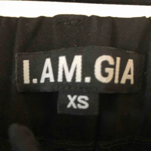  - Supersnygga byxor från iamgia😍 tyvärr är den lite för lång för mig😞 rekommenderar för de som är 165 uppåt. Använt endast en gång. Finns en liten fläck längst ner åt höger MEN det går bort efter tvätt✨ ( OBS, pris inkluderar frakt!!)