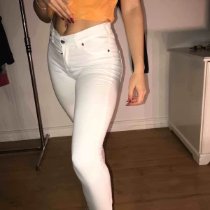 - Skit snygga dr.demin jeans. Helt oanvända. Strl S men väldigt stretchiga. Skulle passa en M med tror jag.  100kr