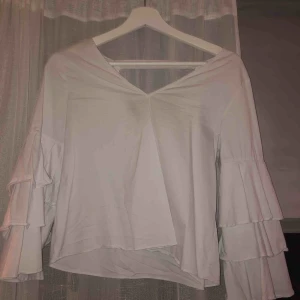  - Säljer denna söta blus från Zara som köptes förra sommaren! Nästan aldrig kommit till användning och har en fin V-ringning fram och bak som ni kan se på bilderna. Kan mötas upp men fraktar helst.