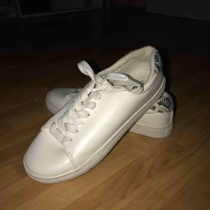  - Vita skor med ormimitation, använda 2-3 gånger. Köpa på hm. Priset kan diskuteras 💕