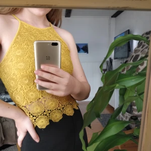  - Pris 85kr (frakt ingår!) Fin topp från Bik Bok i typ virkat material (?) Sitter bekvämt och man behöver ej ha BH om man inte är sugen på det! Älskar den gula färgen 😍🥰 skriv om du har frågor! :)   Svar på fråga! - Nej det syns inget igenom då det är gult tyg under i samma färg!